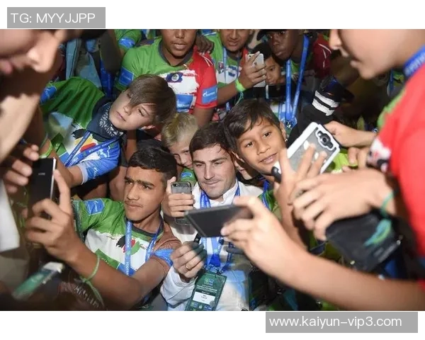 从足球裁判的独特视角解析球星在赛场上的表现与竞技智慧 从足球裁判的独特视角解析球星在赛场上的表现与竞技智慧